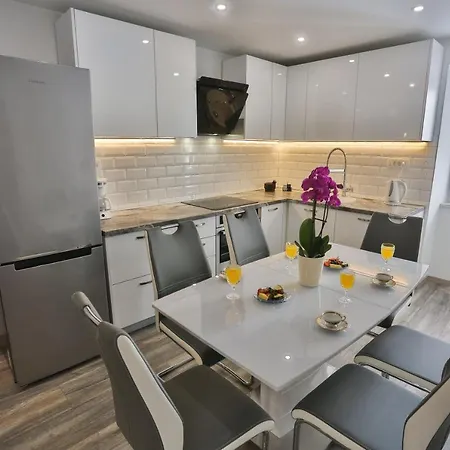 Impeccable 3-Bed Apartment In Split Apartmán Split